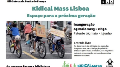 Crianças de bicicleta com cartazes nas costas com mensagens de sensibilização para o meio ambiente.