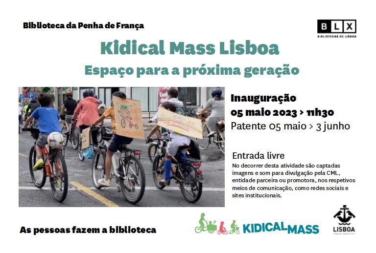 Crianças de bicicleta com cartazes nas costas com mensagens de sensibilização para o meio ambiente.