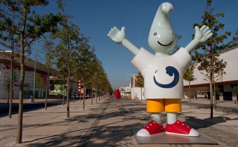 Alameda dos Oceanos com a figura de Gil, a mascote da Expo 98.