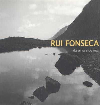 Capa do livro 'da terra e do mar', de Rui Fonseca, com fotografia de rio e montanha.