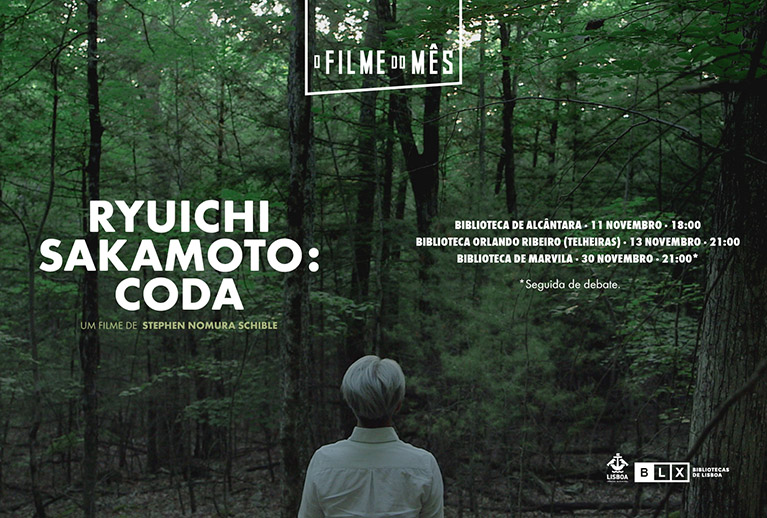 Fotografia com uma cena do filme: Um homem de costas numa floresta.