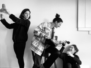 Fotografia a preto e branco com três mulheres, da autoria de Além Mundus.