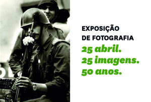 Fotografia a preto e branco de um soldado com um cravo na espingarda, da autoria de Eduardo Gageiro.