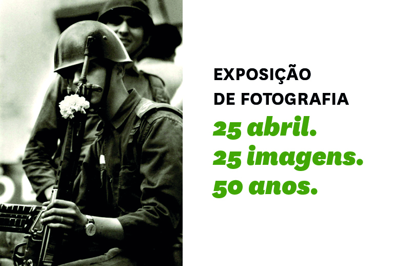 Fotografia a preto e branco de um soldado com um cravo na espingarda, da autoria de Eduardo Gageiro.