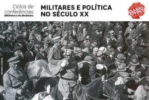 Fotografia a preto e branco de militares a cavalo rodeados pela população.