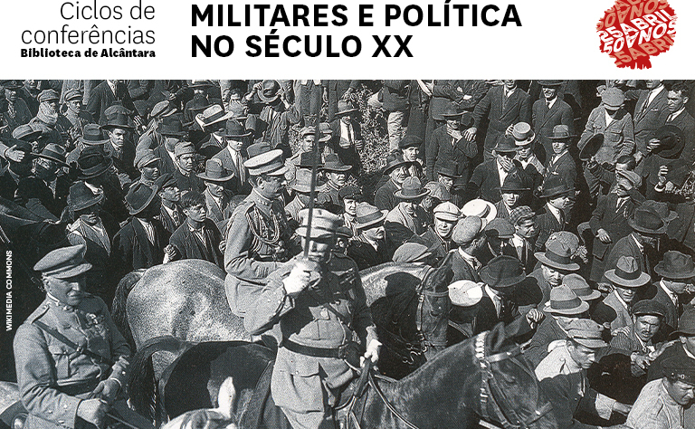Fotografia a preto e branco de militares a cavalo rodeados pela população.