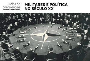 Fotografia a preto e branco dos membros da NATO à volta de uma mesa.
