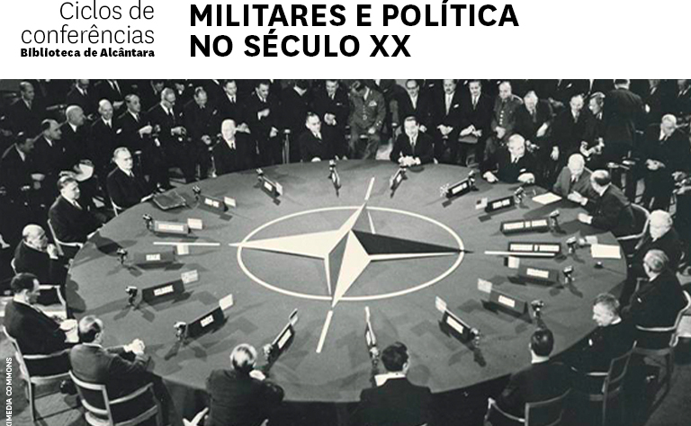 Fotografia a preto e branco dos membros da NATO à volta de uma mesa.
