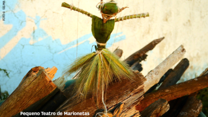 Fotografia com uma marioneta. Foto da autoria de Selma Nunes.