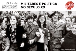 Fotografia da autoria de Eduardo Gageiro. É a preto e branco e mostra o dia do 25 de abril de 1974 em Lisboa, onde civis e militares celebram a revolução.