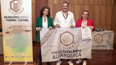 Fotografia da atribuição do Prémio de Excelência Autárquica aos Dias de Marvila