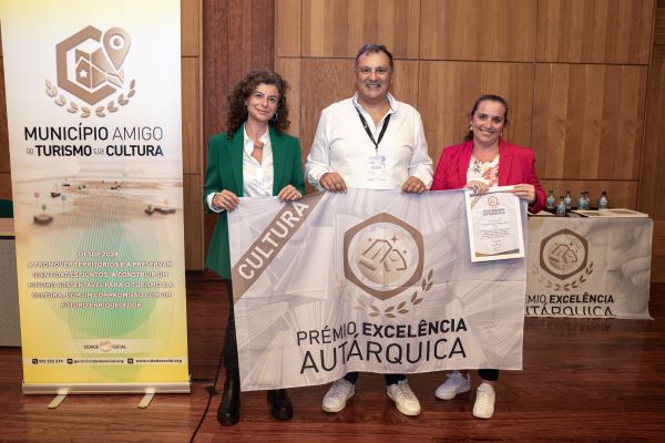 Fotografia da atribuição do Prémio de Excelência Autárquica aos Dias de Marvila