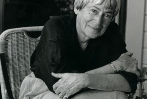 Imagem com fotografia a preto e branco da autora Ursula K. Le Guin. Direitos reservados.