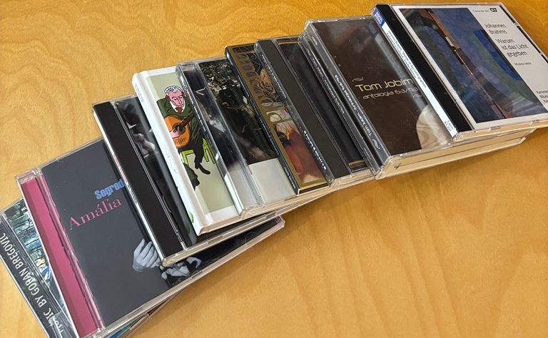 Imagem com vários CDs.