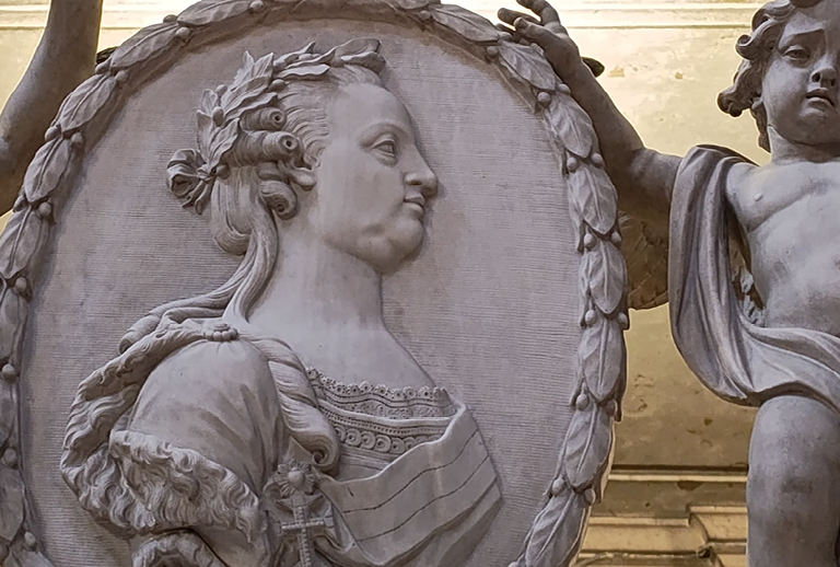 Imagem de um pormenor do Túmulo da Rainha Maria I de Portugal.