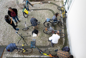 Imagem com pessoas e bicicletas na Biblioteca de Belém.