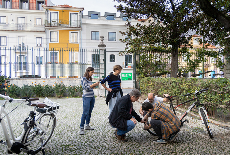 Imagem com pessoas e bicicletas na Biblioteca de Belém.