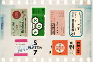 Imagem com vários bilhetes antigos de cinema.