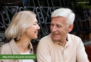 Imagem com duas pessoas adultas a conversarem.