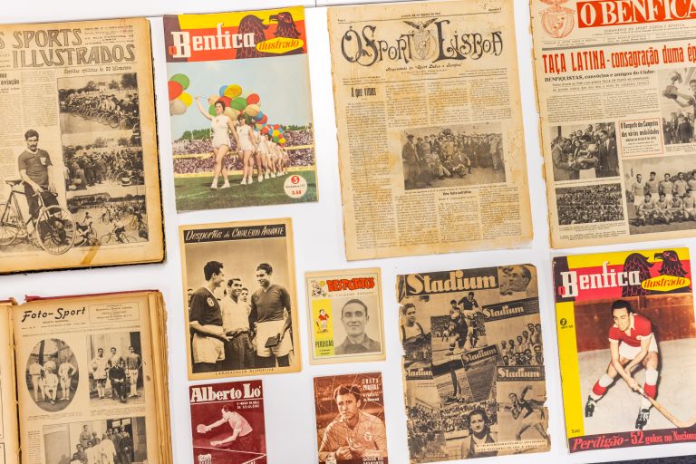 Imagem com capas de vários periódicos desportivos.