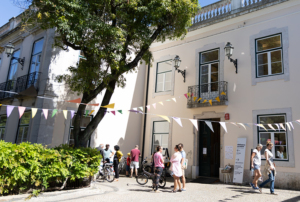 Imagem com bicicletas e pessoas.