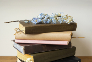 Imagem com uma pilha de livros.