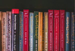 Imagem ilustrativa com lombadas de livros de Agatha Christie