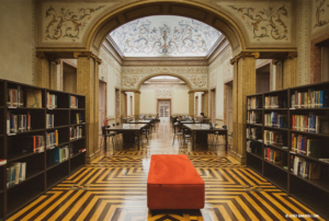 Imagem de uma das salas da Biblioteca Palácio Galveias.