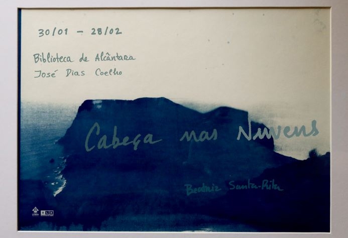 Imagem de um esboço de um vulcão com texto manuscrito acerca das informações da exposição.