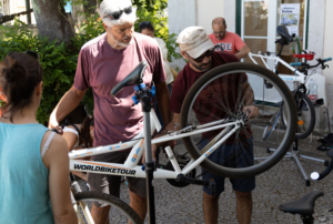 Imagem de pessoas com bicicletas.