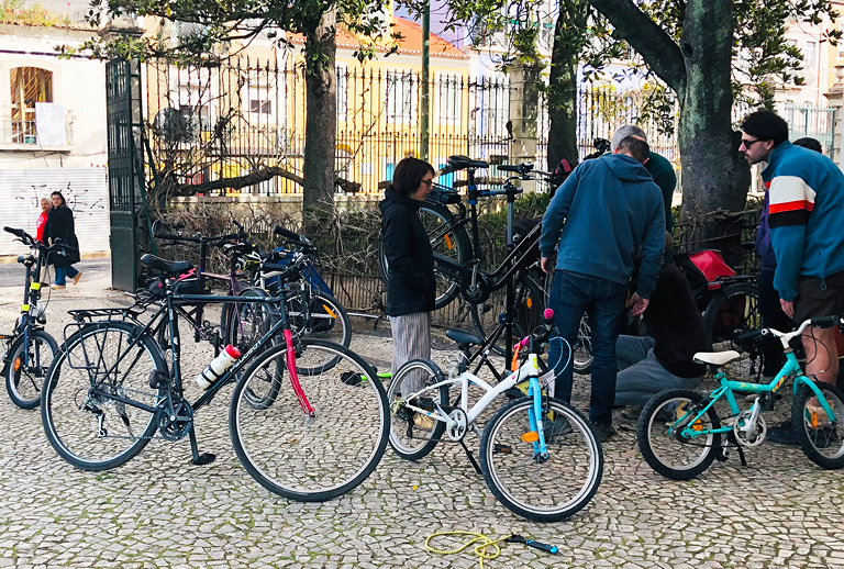 Imagem de pessoas com bicicletas.