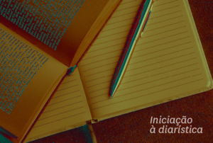 Imagem com um livro, um caderno e uma caneta.