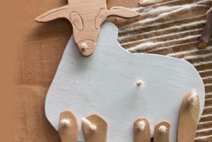 Imagem de uma ovelha bidimensional em madeira..