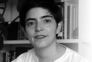 Imagem com o retrato da autora.