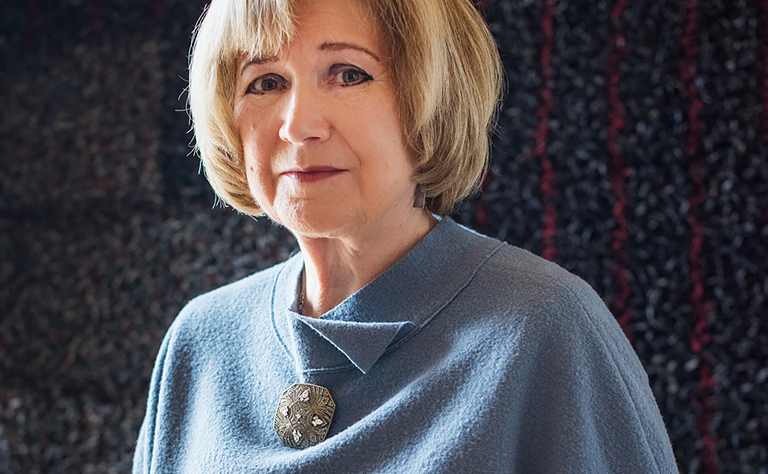 Imagem com o retrato de Lídia Jorge.