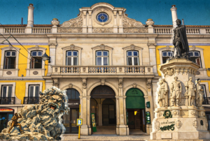 Imagem com uma das fachadas da biblioteca e dois monumentos.