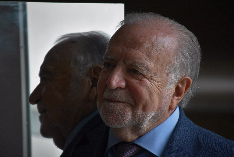 Imagem com fotografia de Manuel Alegre