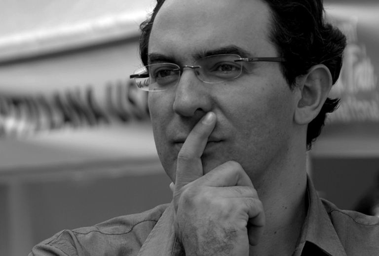 Imagem com o retrato do escritor.