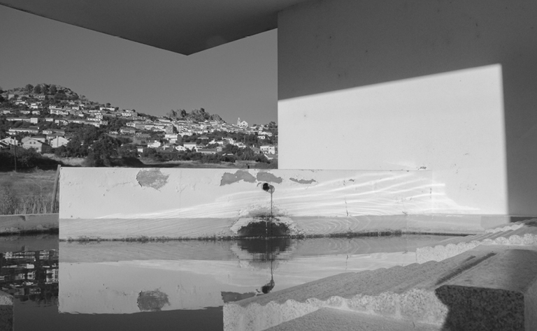 Imagem de uma foto a preto e branco de um espaço expositivo.