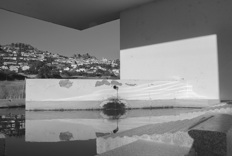 Imagem de uma foto a preto e branco de um espaço expositivo.