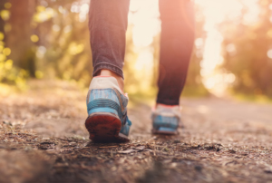 Imagem de uma pessoa a caminhar.