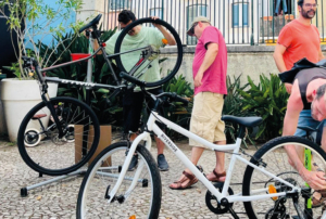 Imagem com pessoas e bicicletas.