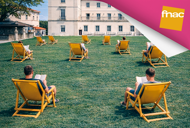 Imagem de várias pessoas sentadas num jardim a ler.