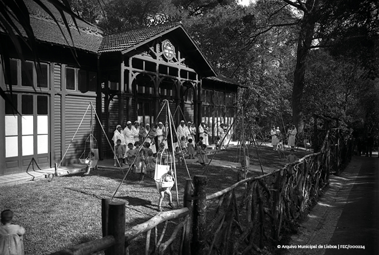 Imagem com uma foto a preto e branco de um grupo de crianças na Casa do Jardim da Estrela.