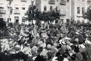 Imagem com foto a preto e branco da multidão no golpe militar.