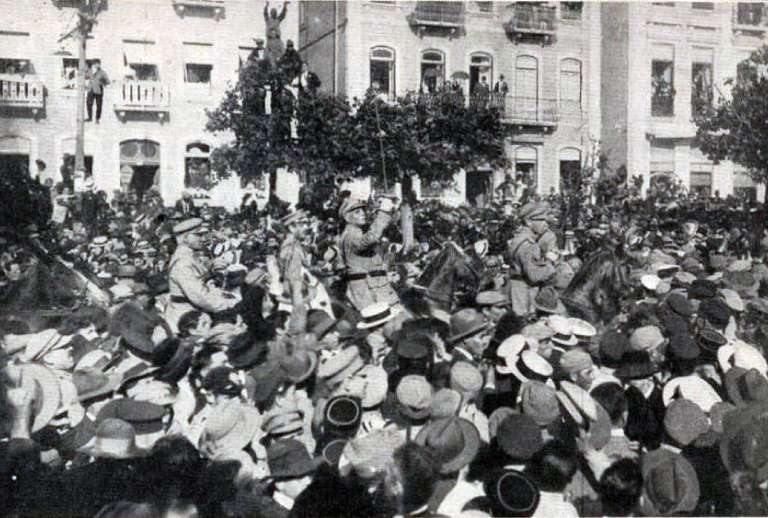 Imagem com foto a preto e branco da multidão no golpe militar.