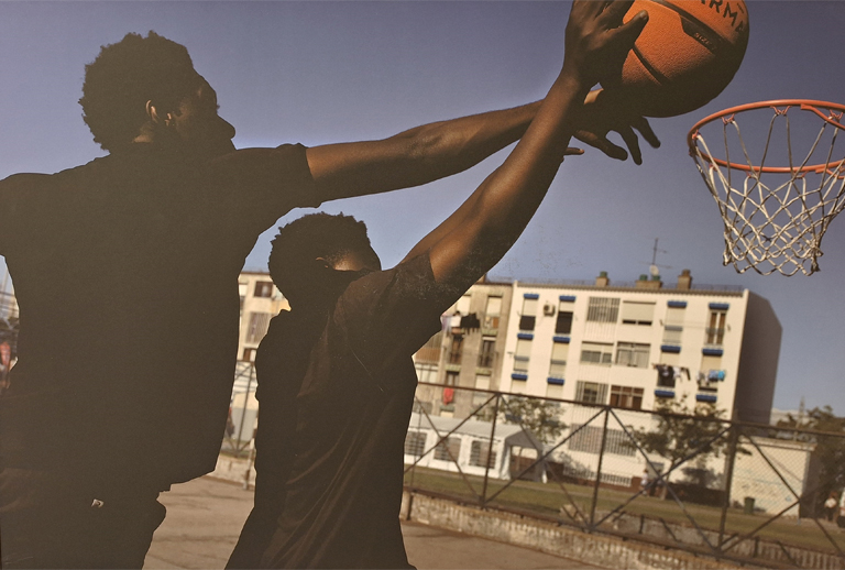 Imagem com duas pessoas a jogar basquetebol.