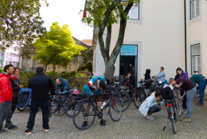 Imagem com pessoas e bicicletas.